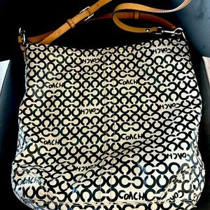 Coach crossbody or shoulder bag! Perfect size 13.5 “ tall x 14” wide. Vintage